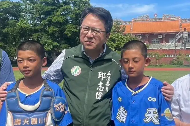 立委邱志偉建議，政府應不斷加強民眾數位識詐教育，從校園、社區到銀髮族等高風險族群，結合實際案例與最新手法，加強社群媒體與風險識別能力。（記者吳文欽攝）