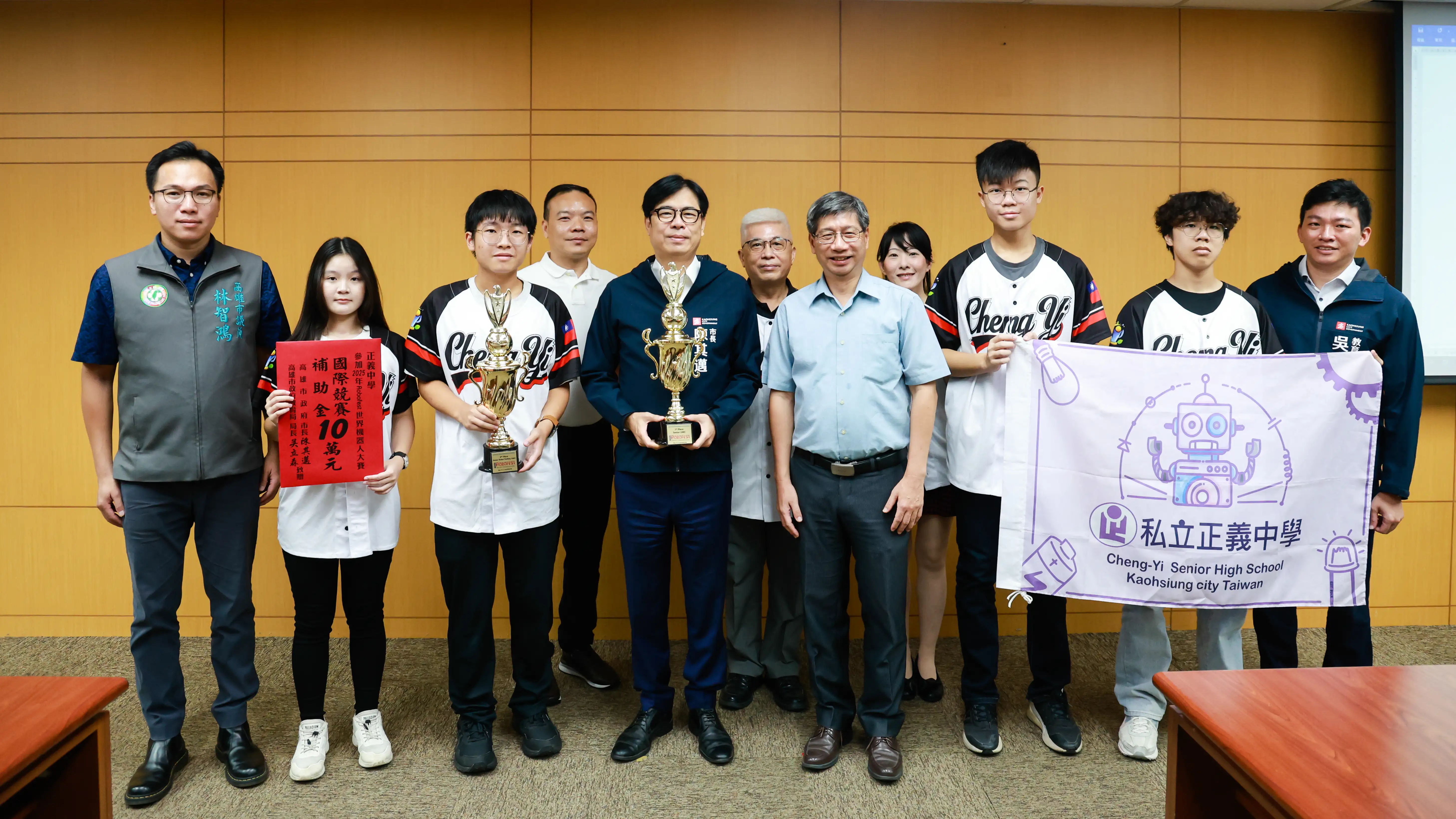 高雄市正義中學學生參加「2025年Robofest世界機器人大賽」表現優異，榮獲多項國際獎項。（記者吳文生 攝）