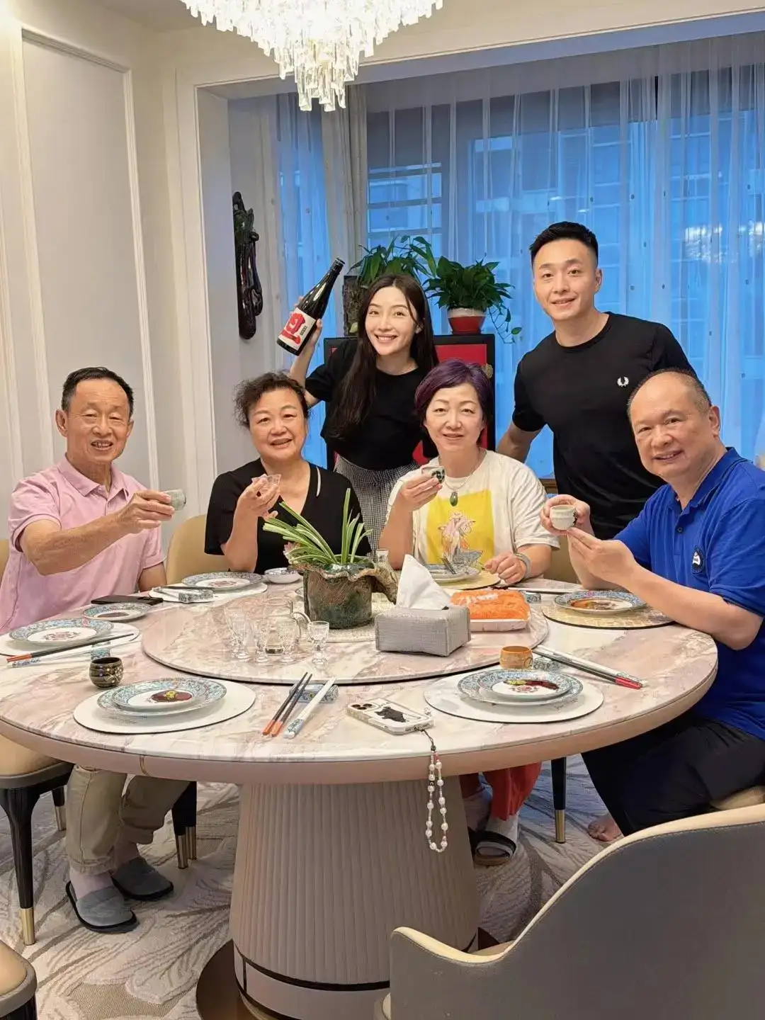 楊舒評與茹咏航甜蜜領證，手捧結婚證與鮮花，寫下愛情最美的承諾。(記者楊婉攝)