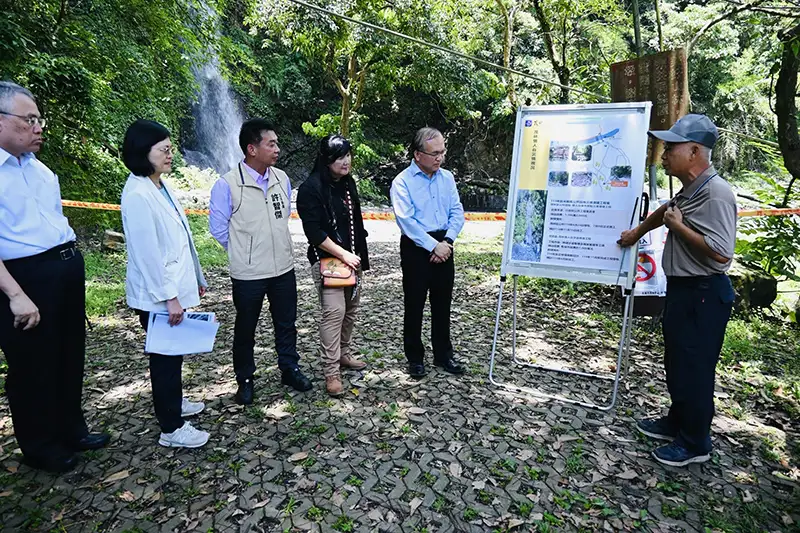 立委許智傑與原住民族立委伍麗華，會同交通部次長陳彥伯，前往高雄茂林國家風景區實地考察。（許智傑提供）