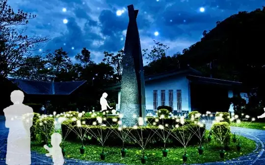 縱管處主辦的「2025花蓮鯉魚潭仲夏水岸光影節」，以絢麗燈光結合動態藝術裝置，打造出流光溢彩的山水幻境。（縱管處提供）