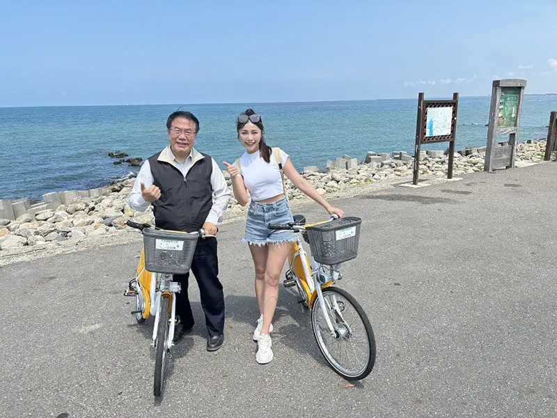 黃偉哲市長與楊淨宇合影。(圖/臺南市觀旅局 提供)