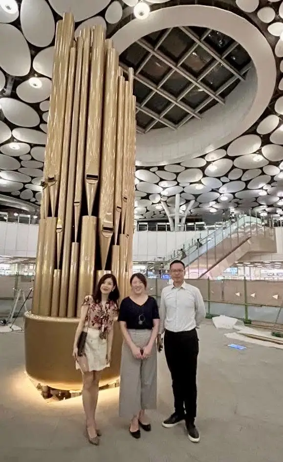 管風琴演奏家余曉怡（左一）與侯林建築團隊設計師在《聽蒸氣》裝置前合影。（記者吳文生翻攝）