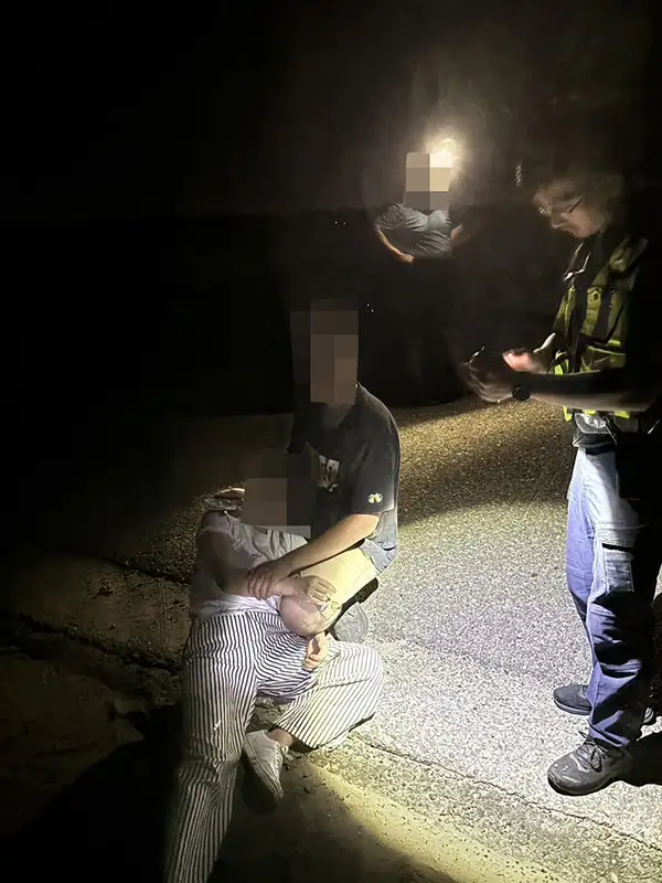 警方成功救回輕生女子，報案人與家屬到場表達萬分感謝，肯定員警不畏黑夜、奮力搜索的積極行動。(圖/嘉義縣布袋分局 提供)