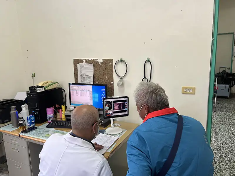 嘉義縣阿里山鄉里佳衛生室醫師透過遠距會診系統協助偏鄉長者即時診療，提升原鄉醫療品質。(圖/嘉義縣衛生局提供)