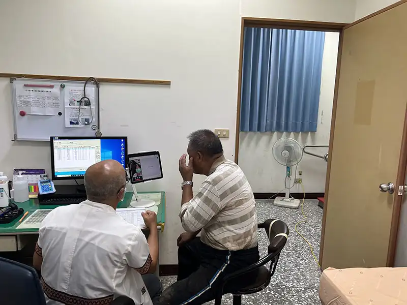嘉義縣阿里山鄉里佳衛生室醫師透過遠距會診系統協助偏鄉長者即時診療，提升原鄉醫療品質。(圖/嘉義縣衛生局提供)