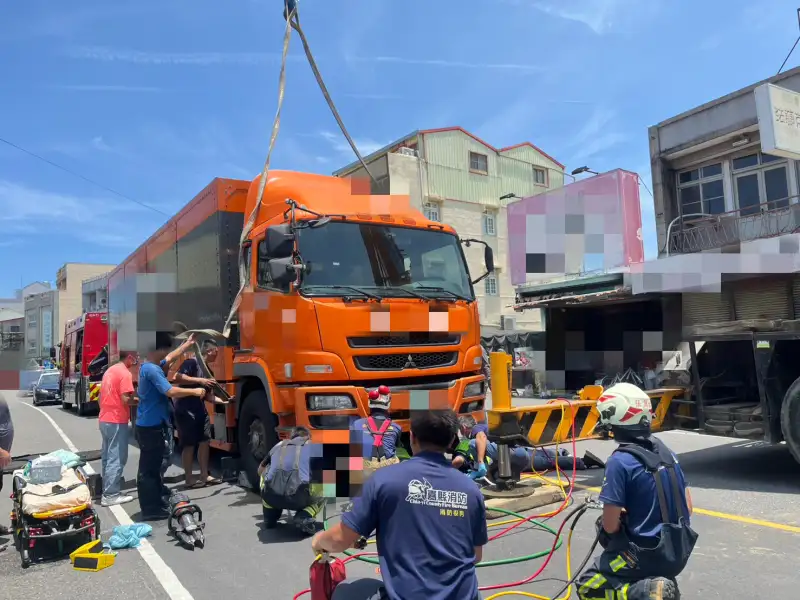 大貨車路口起步疑視線死角 義竹九旬婦捲車底送醫不治