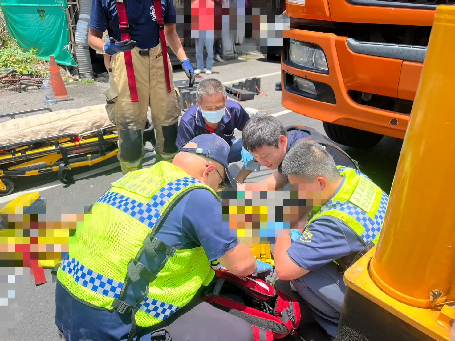 翁姓老婦救出時已無呼吸心跳，緊急送往台南柳營奇美醫院急搶救後仍不治。(圖/嘉義縣消防局提供)