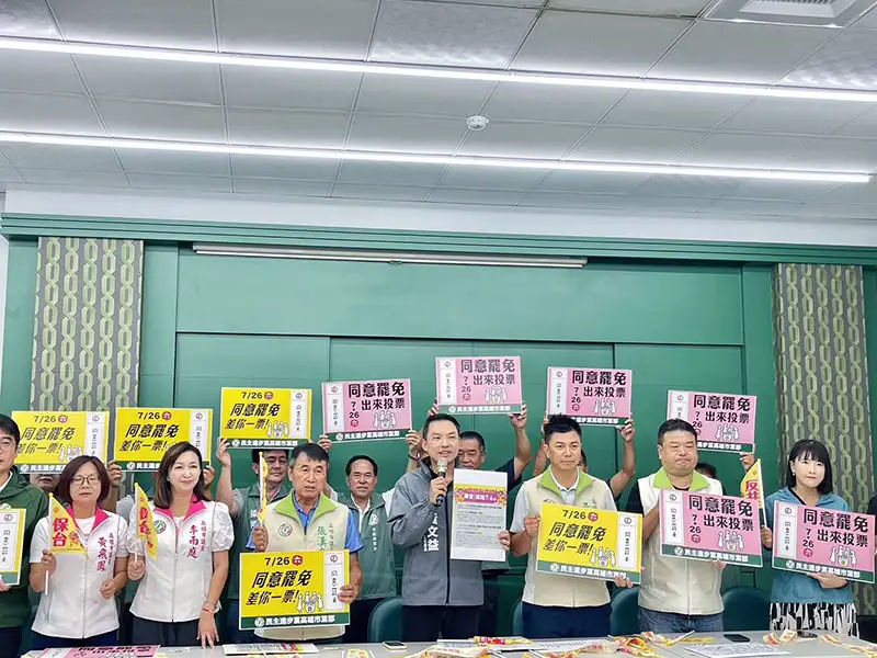 民進黨高雄市黨部主委黃文益宣布高雄隊全面動員,支持7月26日罷免投票。(記者吳文生攝)