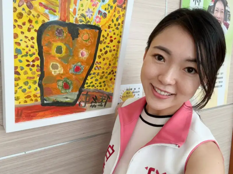 高雄市議員白喬茵質疑市府長期動員大量公務員支援大型活動與園區服務,批評公務員如「全能超人」,成為市政面子工程的背景與布置人力。(記者吳文生攝)