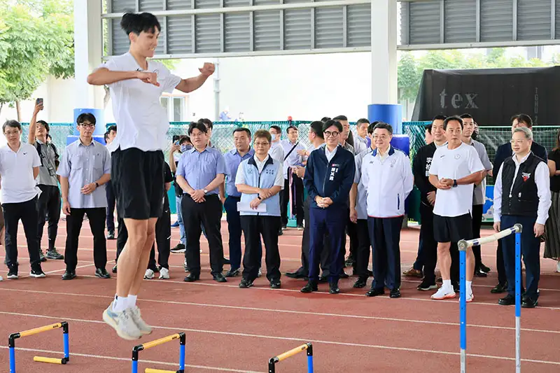 高雄市長陳其邁陪同行政院長卓榮泰前往國家運動訓練中心,視察世大運代表隊訓練進度與後勤整備,關心擊劍、跆拳道、柔道與田徑等項目的備戰情形。