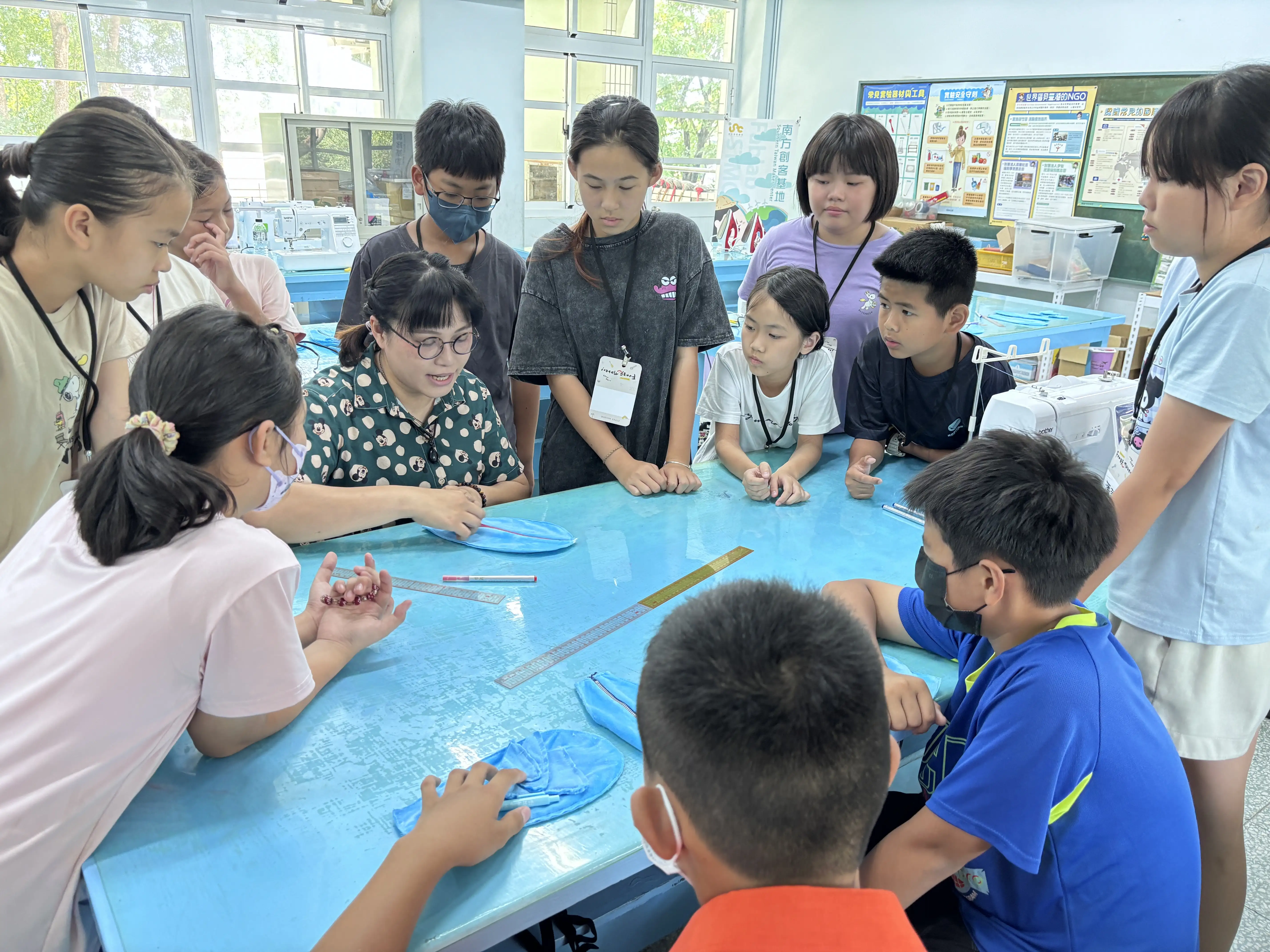 講師教大家如何製作鉛筆袋。(圖/南方創客基地 提供)
