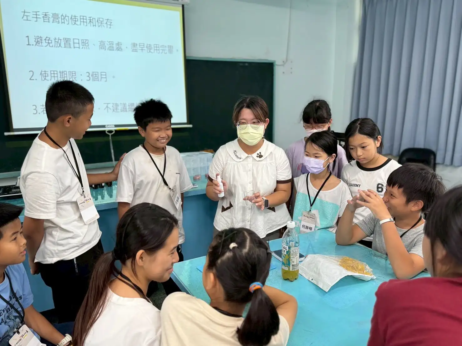 大家一起聽講師介紹左手香膏。(圖/南方創客基地 提供)