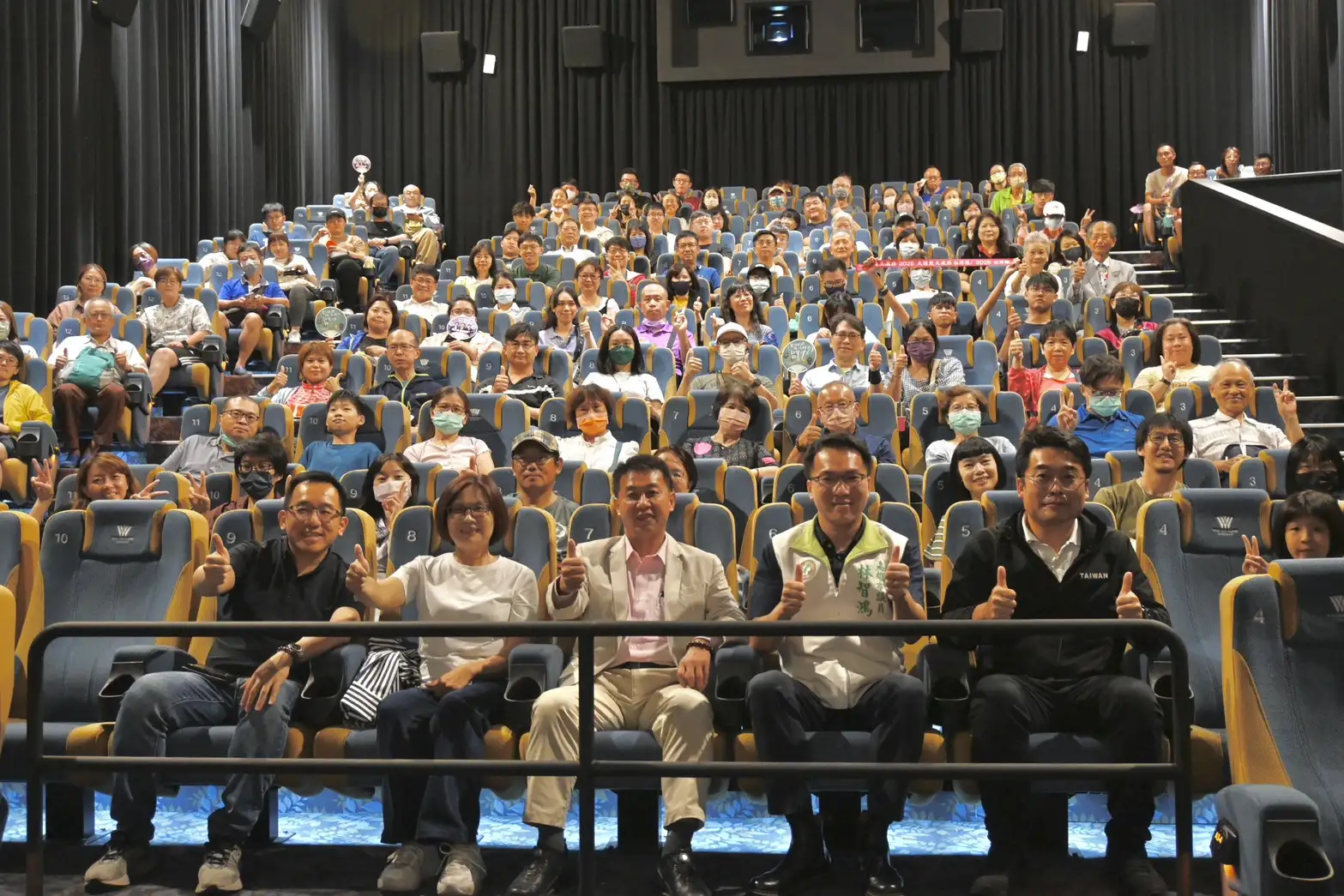 立委許智傑四日晚間在高雄包場放映紀錄片《看不見的國家》,邀請市民一同入場觀看,近三百席次座無虛席。(記者吳文欽攝)