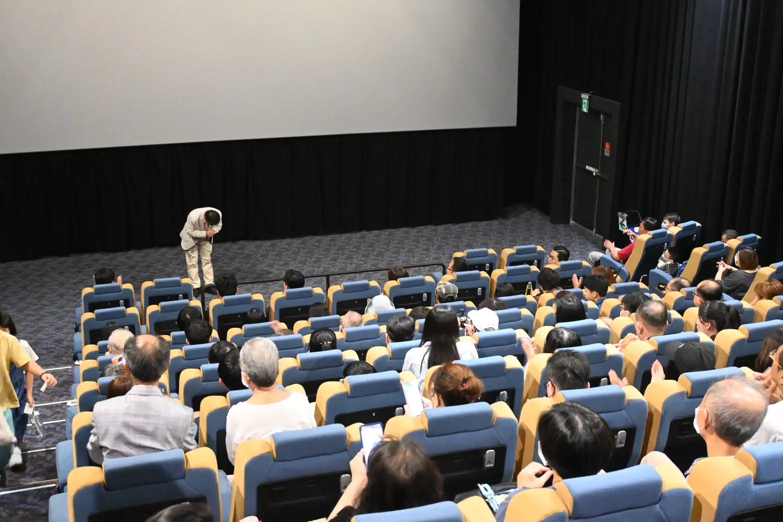 立委許智傑4日晚間在高雄包場放映紀錄片《看不見的國家》,邀請市民一同入場觀看,近三百席次座無虛席。(記者吳文欽攝)