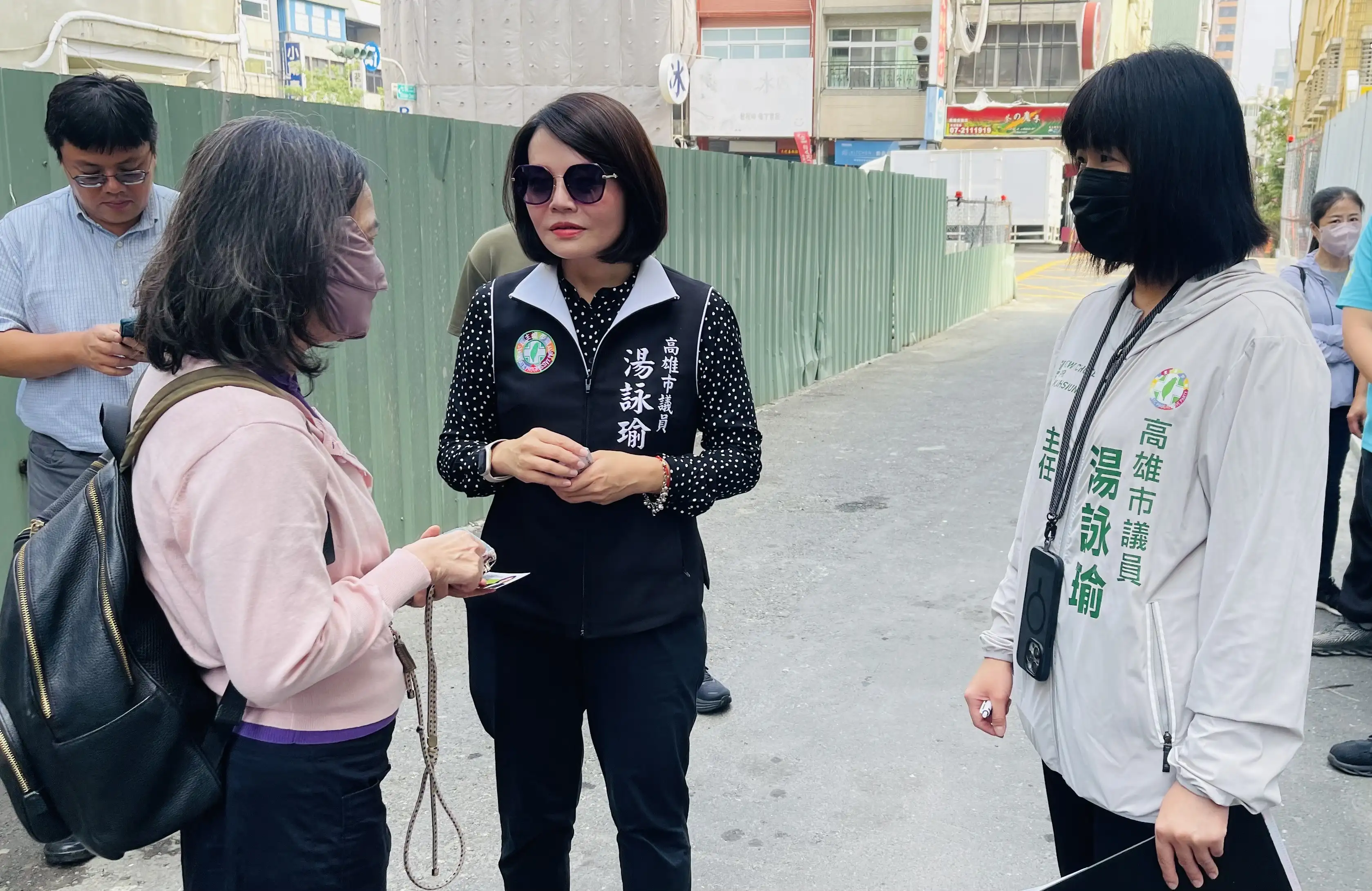 高雄市議員湯詠瑜表示,大同醫院機車棚地基掏空案於凌晨完成回填作業,市府將持續追蹤後續安全。(記者吳文生攝)