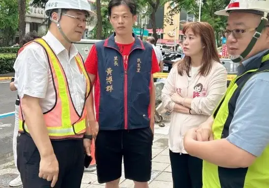 市議員許采蓁會同工務局、消防等單位到場勘查,強調應確保醫療安全與周邊用路人通行安全。(記者吳文生攝)