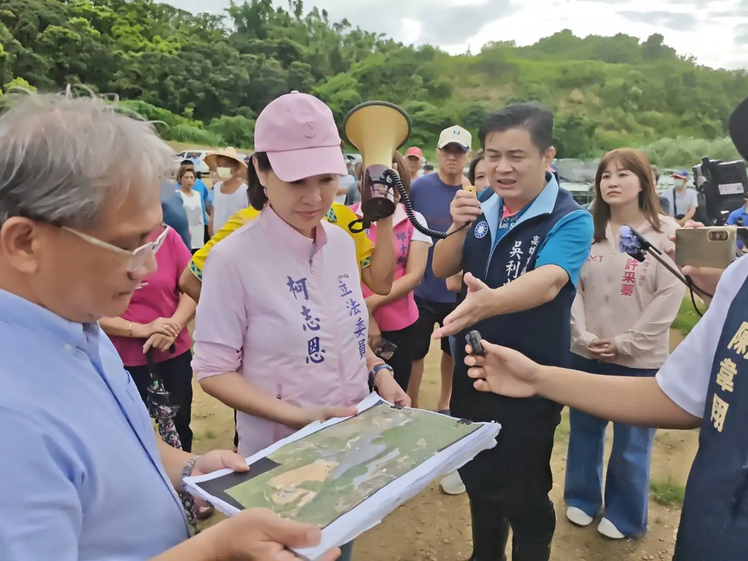 立委柯志恩5日下午與市議員黃香菽等多人,會同和山里長吳順治、里民等,至和山光電案場關心水保改善狀況。(記者吳文欽攝)
