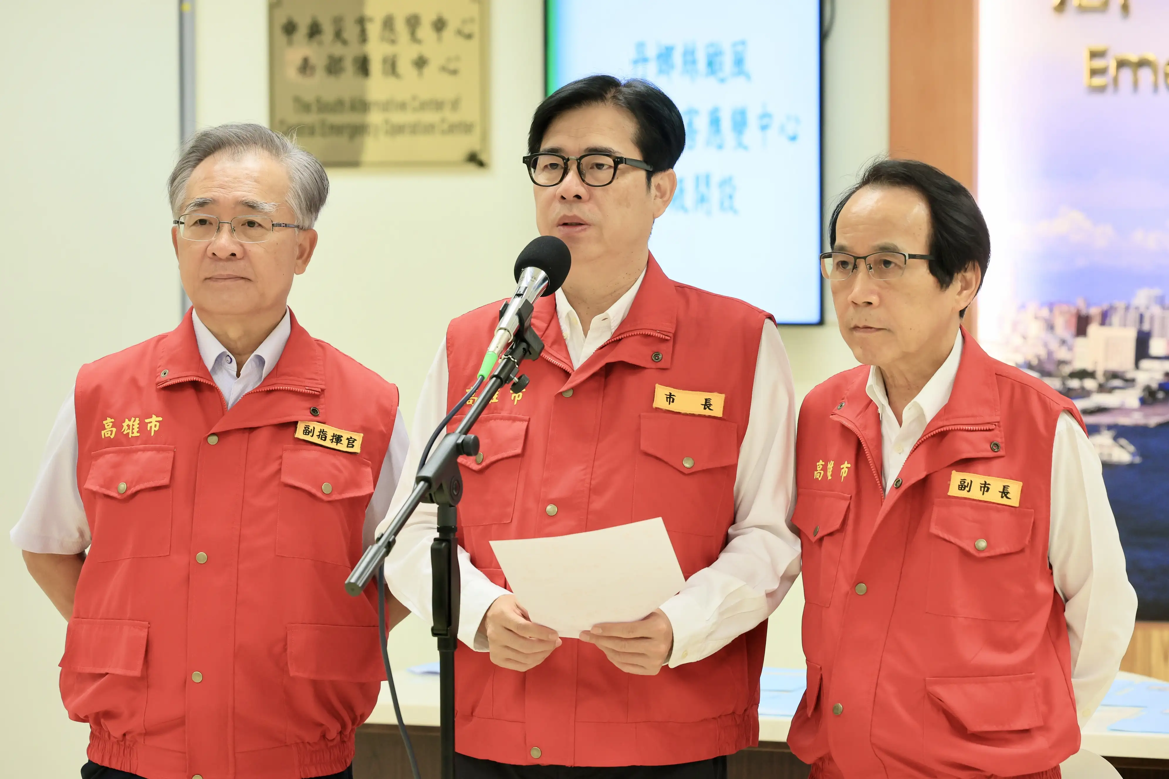 市長陳其邁提醒市民密切關注颱風動態,避免前往山區及海邊從事戶外活動,並呼籲落實家戶防颱措施,包括固定懸掛物、加強地下室防水設施與準備沙包,以防範強風豪雨造成災情。(記者吳文生翻攝)