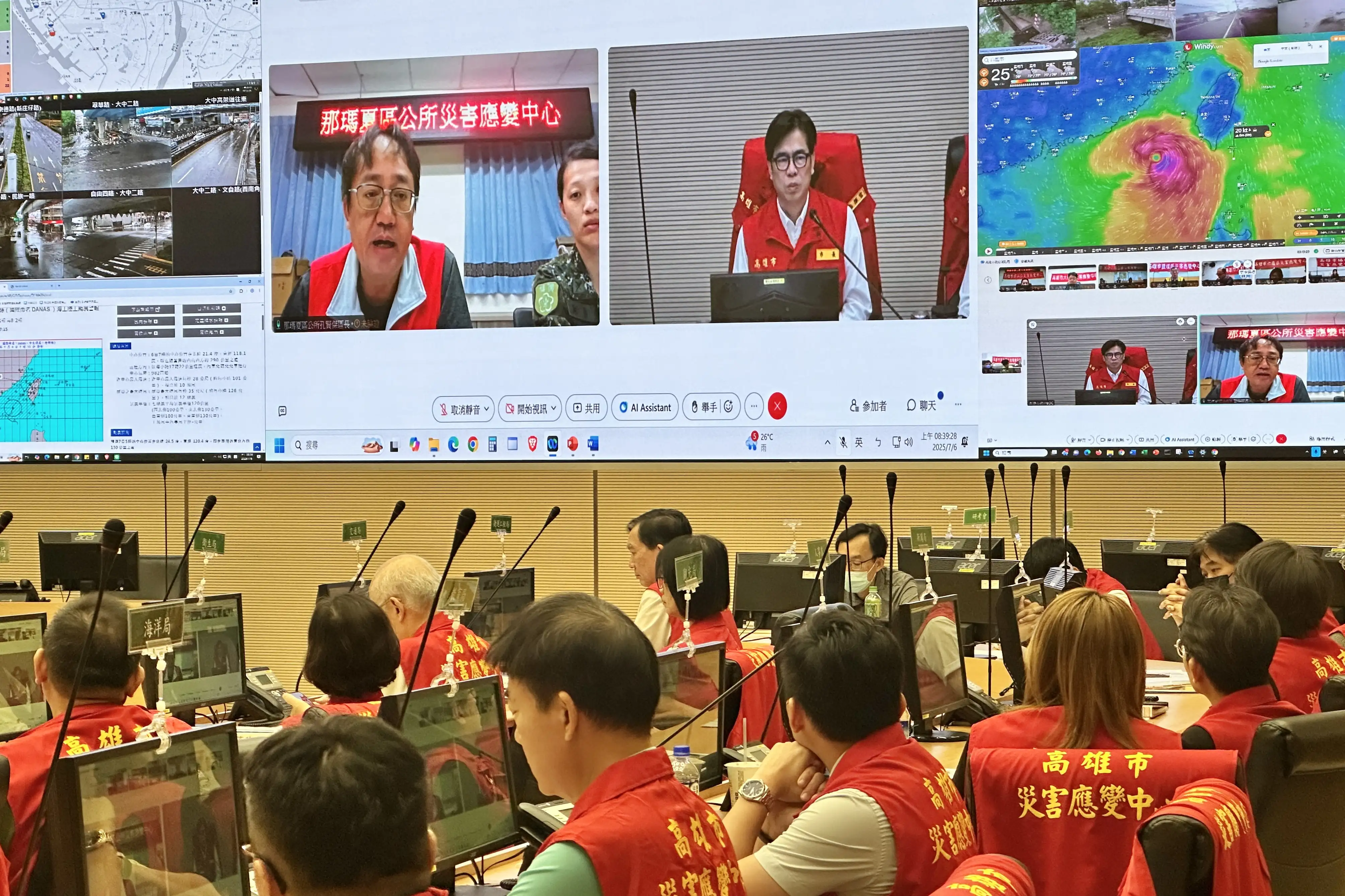 高雄市長陳其邁主持丹娜絲颱風第一次工作會議,指示各局處與區公所全力落實防颱整備,並與行政院長卓榮泰視訊連線,說明高雄地區應變作為,確保市民生命財產安全。 (記者吳文生翻攝)