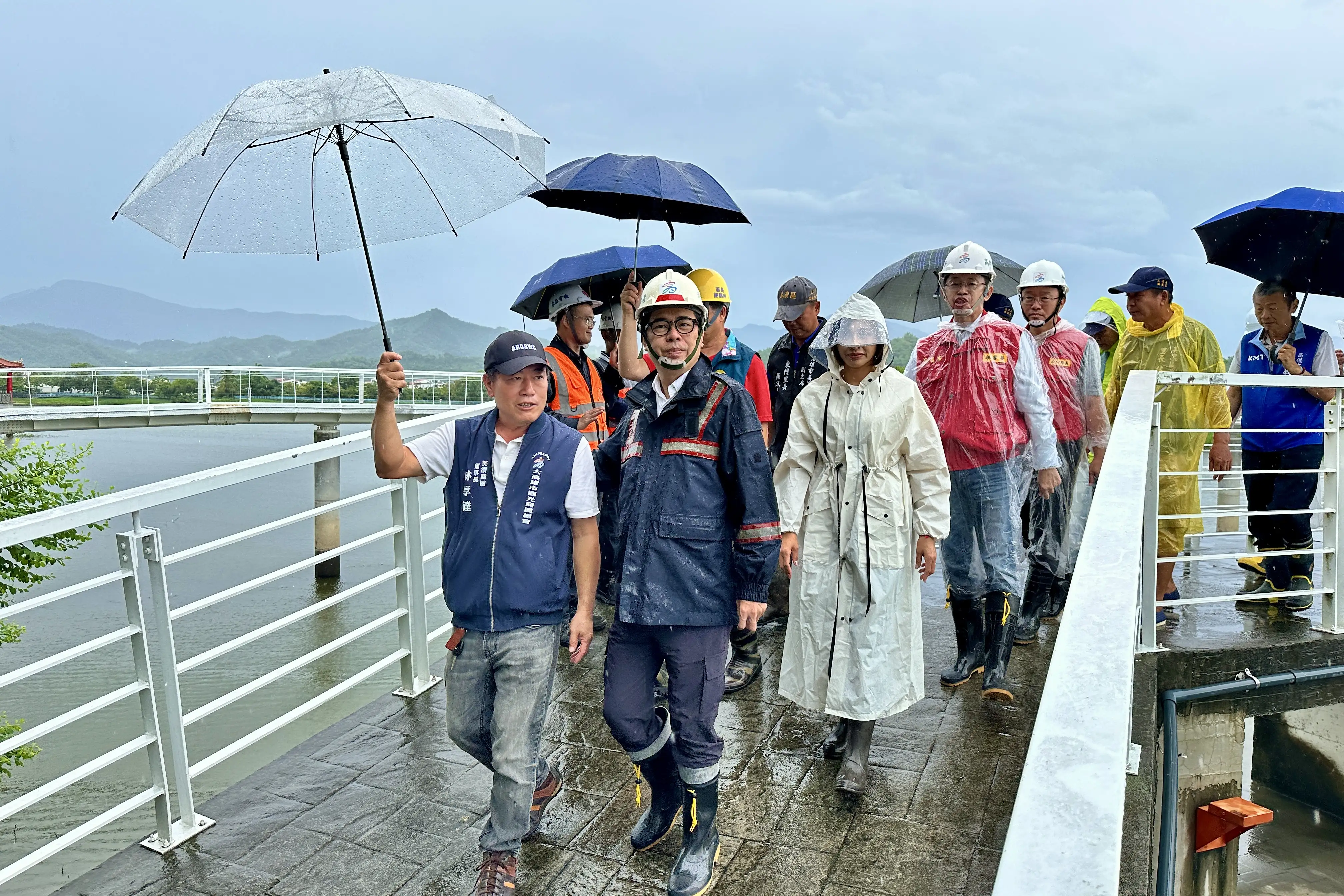 中颱丹娜絲颱風來襲,高雄市長陳其邁心繫各地防災整備情形,召開災害應變中心第一次工作會議後,隨即率工務、水利、環保等局處首長前往美濃湖,視察相關清淤、水利作業。(記者吳文生翻攝)