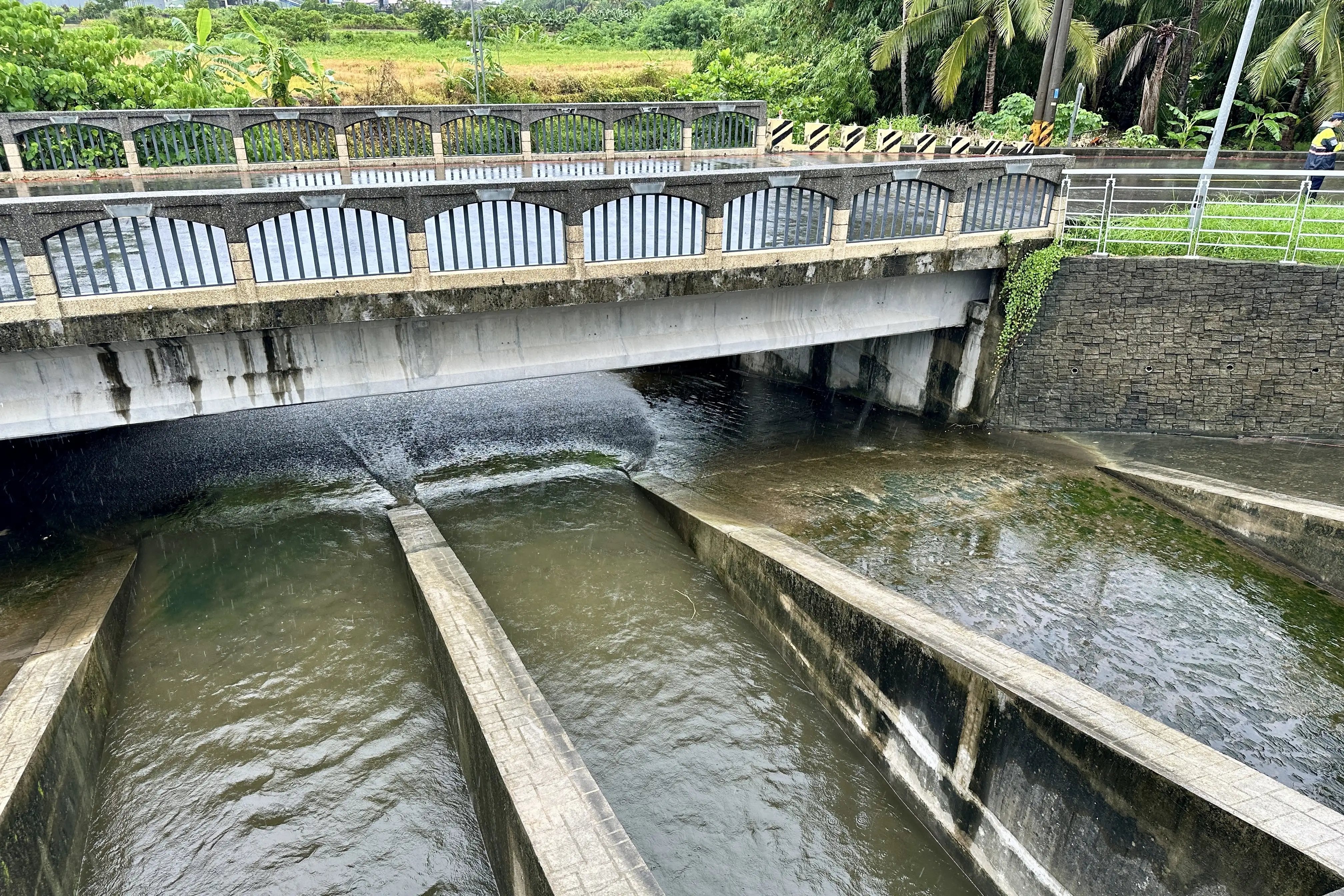 中颱丹娜絲颱風來襲,高雄市長陳其邁心繫各地防災整備情形,召開災害應變中心第一次工作會議後,隨即率工務、水利、環保等局處首長前往美濃湖,視察相關清淤、水利作業。(記者吳文生翻攝)