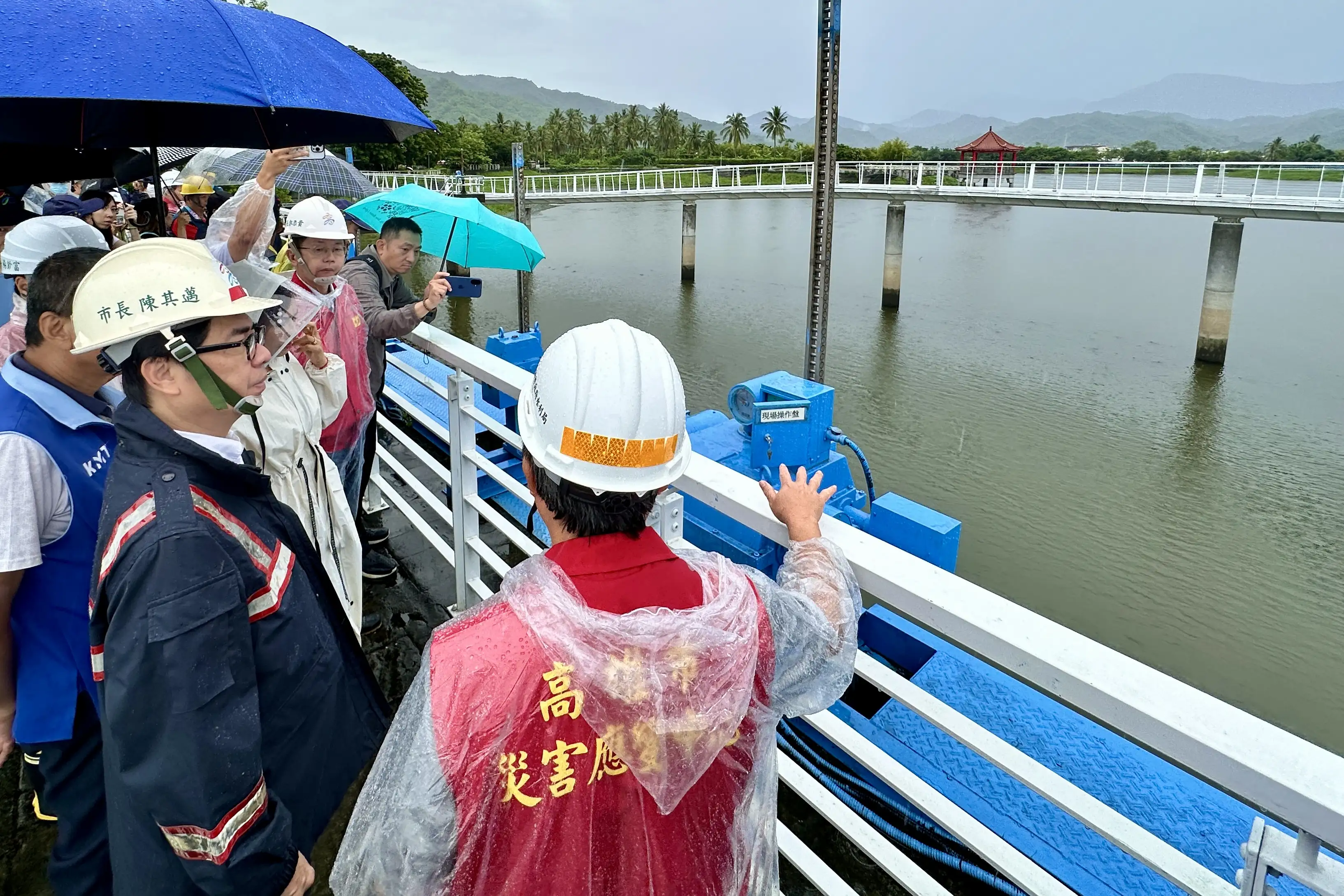 中颱丹娜絲颱風來襲,高雄市長陳其邁心繫各地防災整備情形,召開災害應變中心第一次工作會議後,隨即率工務、水利、環保等局處首長前往美濃湖,視察相關清淤、水利作業。(記者吳文生翻攝)