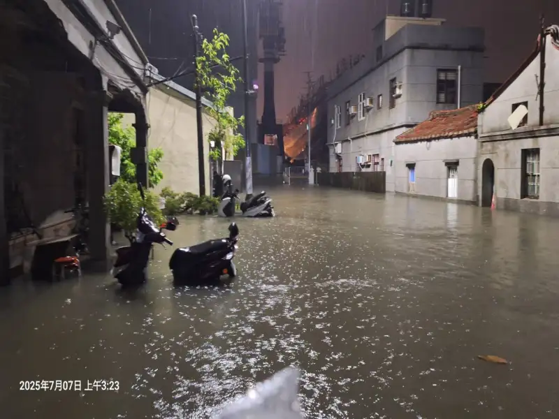 丹娜絲風災釀雙重危機　旗津污水外洩淹民宅50戶