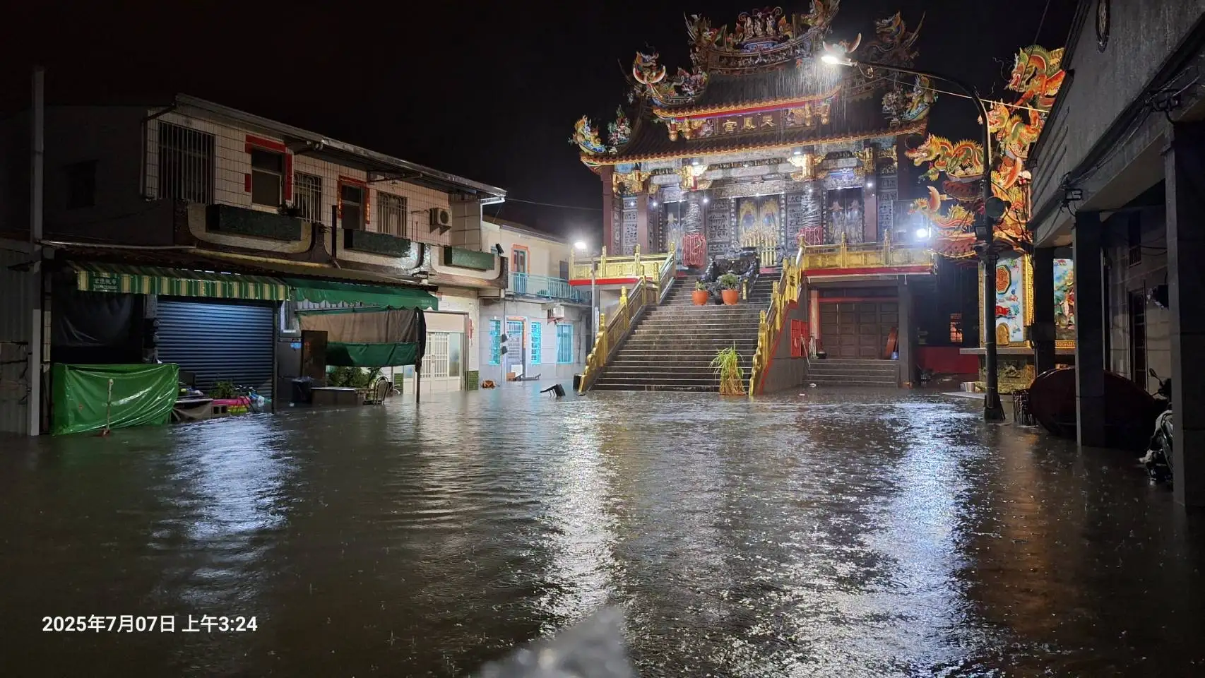市議員陳麗娜指出,旗津中區污水處理廠管線破裂,造成上竹里至少50戶民宅慘遭污水灌入,市府水利局應負責復原、賠償之外,污水廠也要全面體檢。(記者吳文欽攝)
