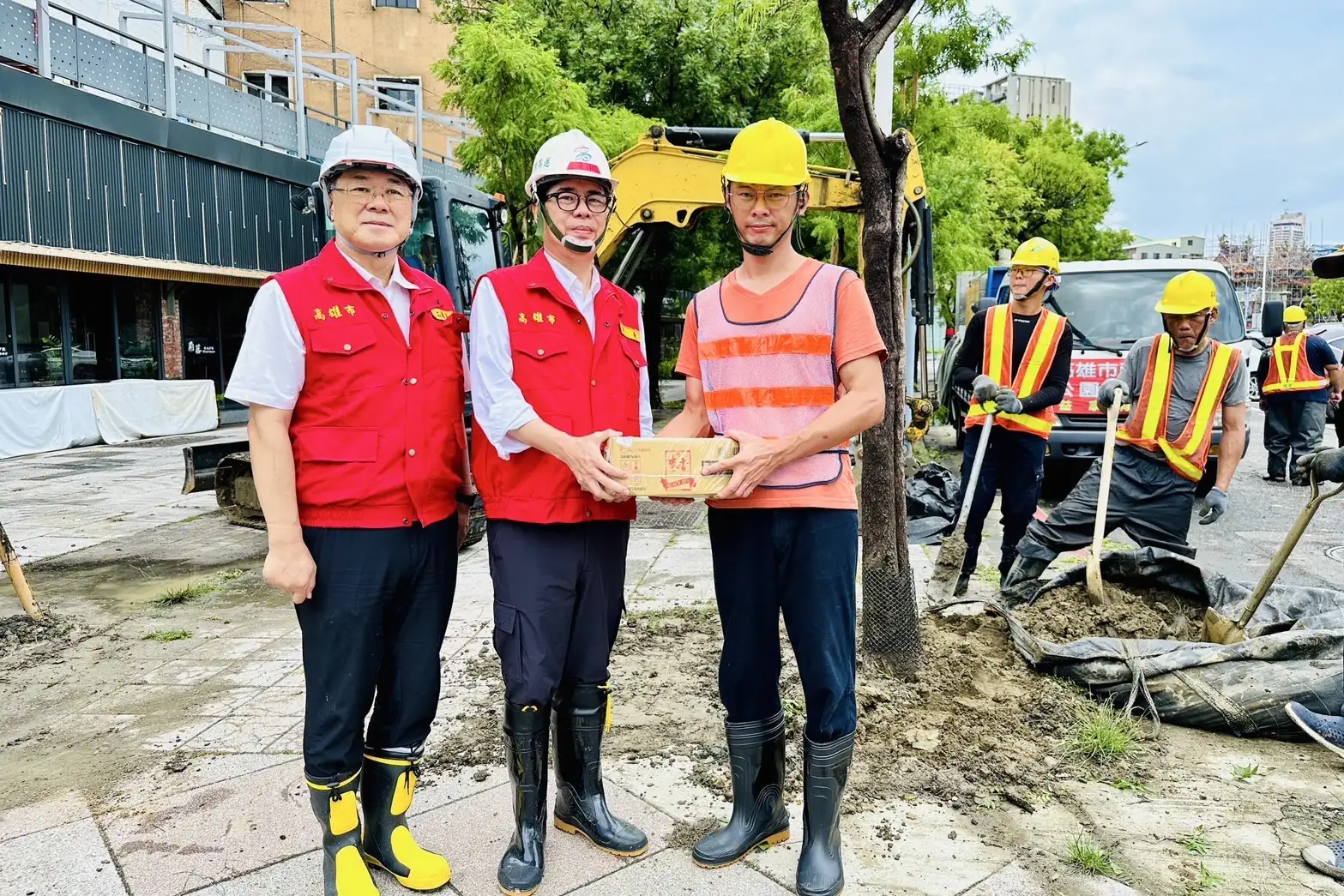 市長陳其邁視察災後復原作業,慰勞辛勞的清運人員,感謝他們風雨無懼、守護市容環境。(記者吳文生攝)