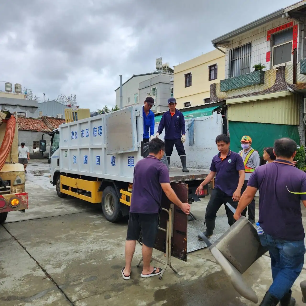 高市府協調國軍陸戰99旅支援,協助旗津上竹里居民進行環境整理。高雄市長陳其邁今日午後親赴現場了解復原進度,並向國軍弟兄鞠躬致謝。(記者吳文生攝)