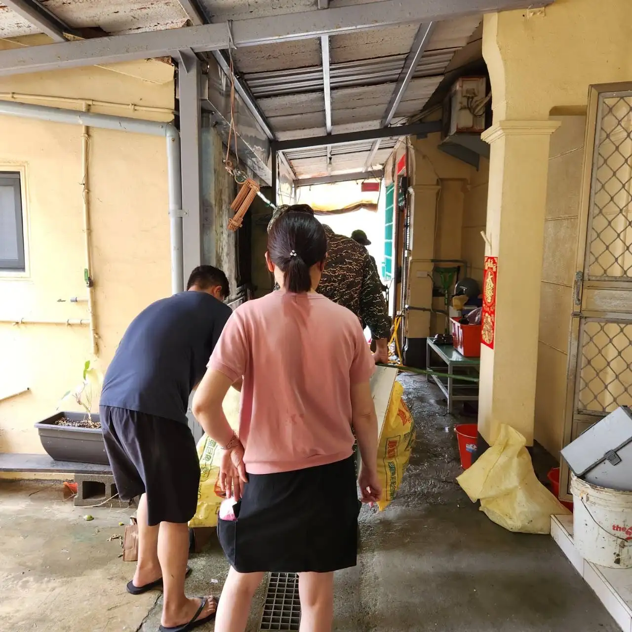 高雄市長陳其邁傍晚至旗津視察中區污水廠,指示水利局盡速研擬汙水管線檢修及相關應變對策,推動災損查報及補償協處等後續作業,全力協助受影響居民早日恢復正常生活。(記者吳文生攝)