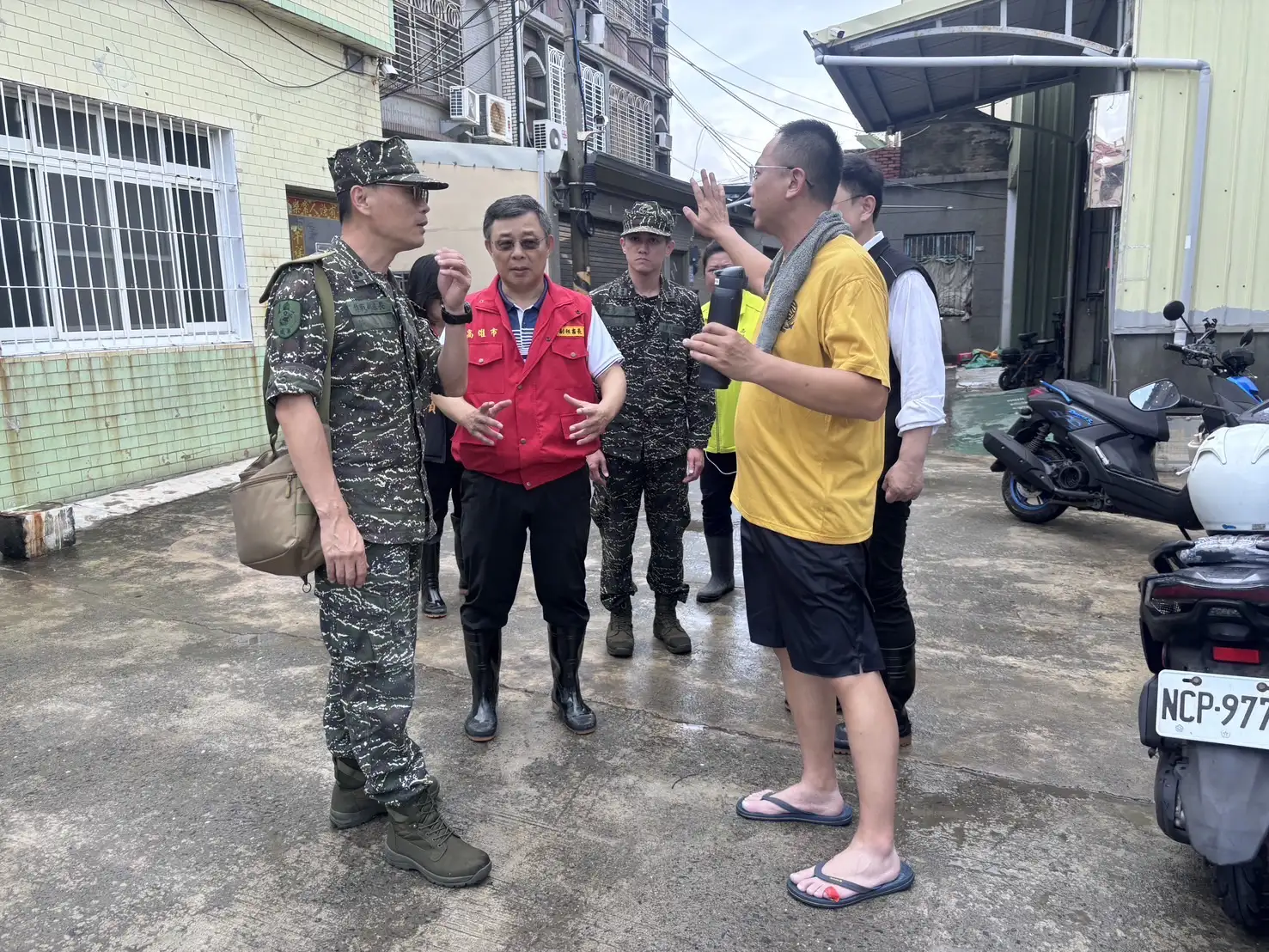 市府與國軍支援兵力共同投入,一一關心受災居民並致歉,指示環保局準備漂白水、酒精協助居民清消環境,恢復家園整潔。(記者吳文生攝)