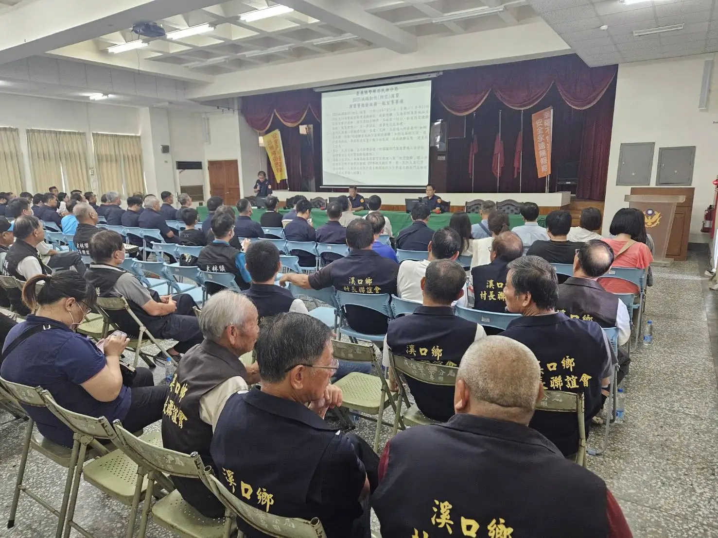 警分局人員向地方單位說明演習流程與配合事項,提升跨單位協作效率。(圖/民雄分局 提供)