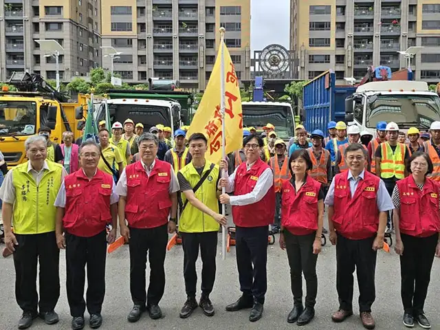 陳其邁市長叮囑支援同仁注意安全,展現南部守望相助精神。(記者吳文生攝)