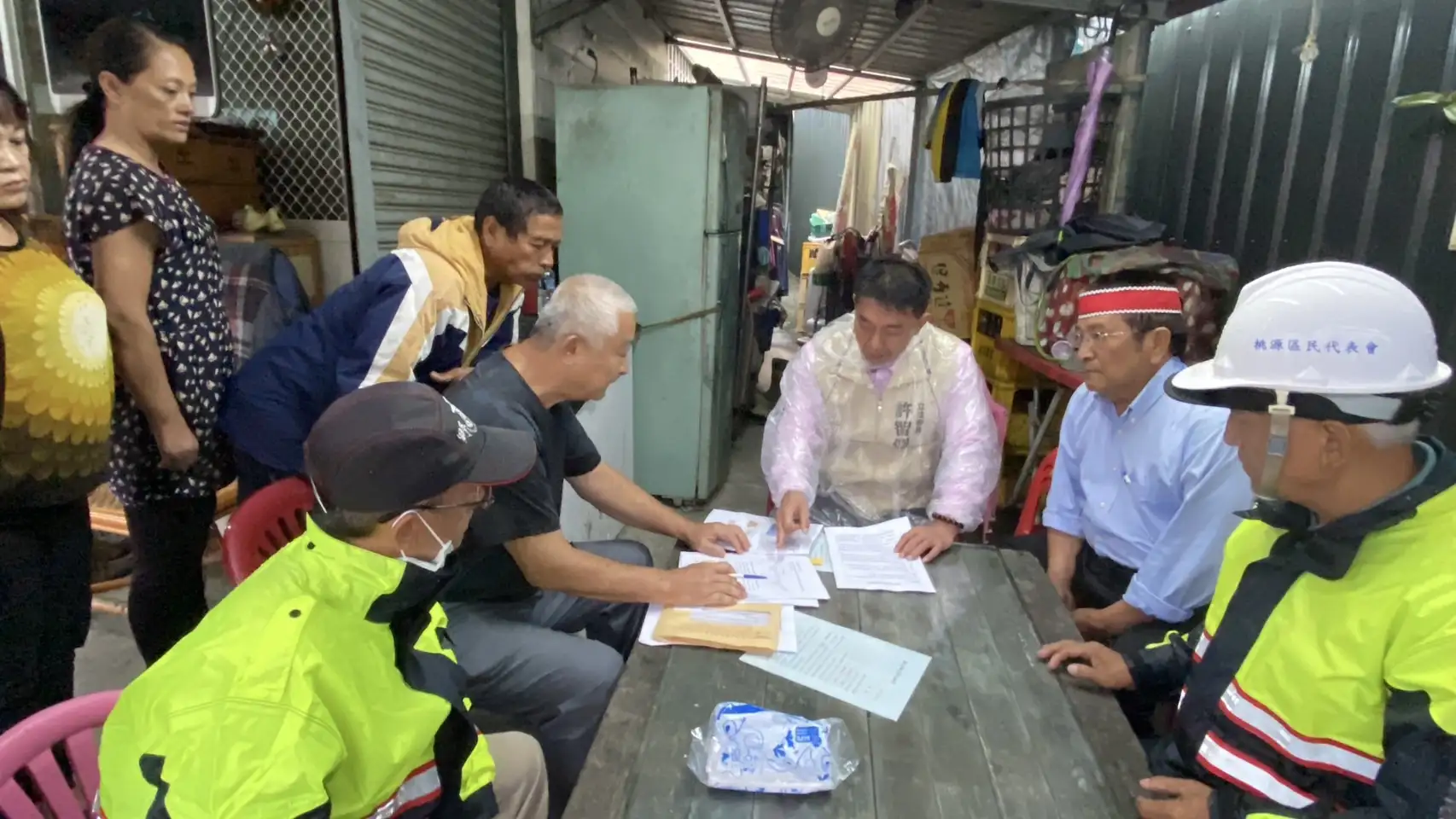 立委許智傑到高雄市原鄉現場會勘,關心明霸克露橋中期橋梁災害修復工程。(許智傑 提供)