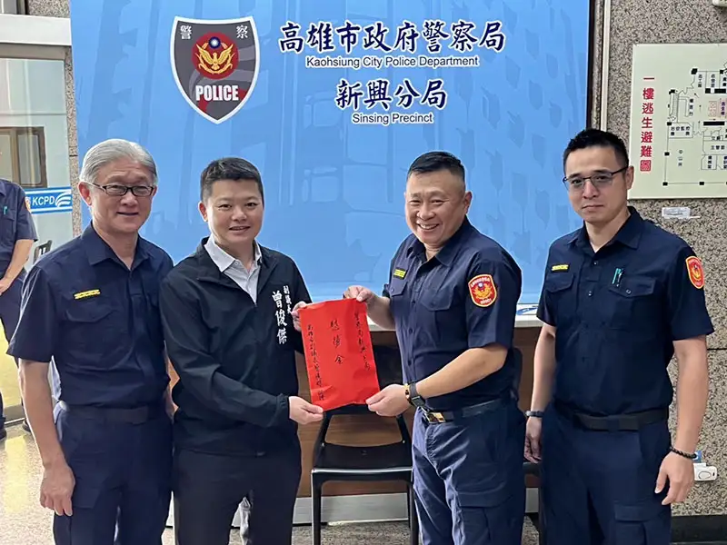 副議長曾俊傑(左一)親赴新興警分局,慰勞破案有功員警,感謝第一線警力打擊詐騙犯罪、守護市民安全。(記者吳文生攝)