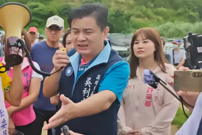 市議員吳利成表示,大樹區和山里光電案場目前現場排水溝設置已趕不上土石流失速度,地基已嚴重坍塌,週邊植被來不及復育,土石被掏空,抵抗不了大自然反撲。(記者吳文欽攝)