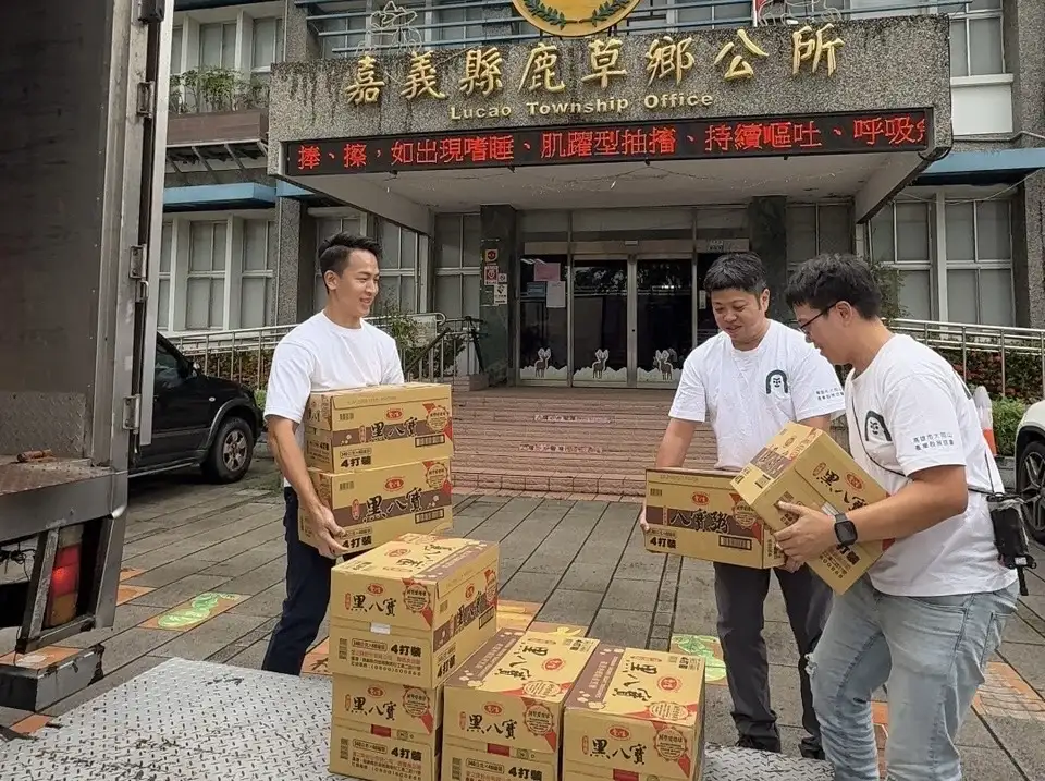 張騏晟親手將熱騰騰、剛出爐的愛心餐點送到災區民眾手中,傳遞高雄人滿滿關懷。(記者吳文生攝)
