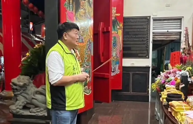 市議員吳銘賜宣布將以無黨籍身分參選前鎮小港選區,爭取連任,持續為基層發聲。(記者吳文生攝)