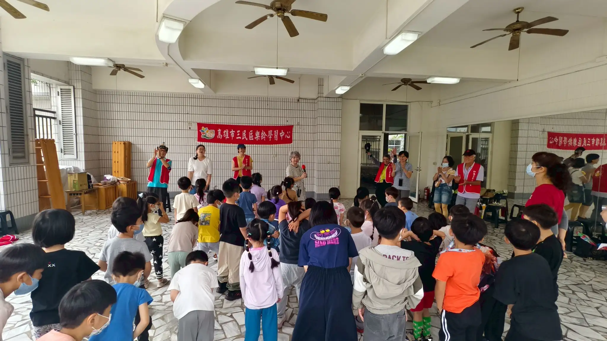 三民樂齡講古隊依劇情分配角色,讓長輩盡情發揮表演才華,過足戲癮!(記者吳文生攝)