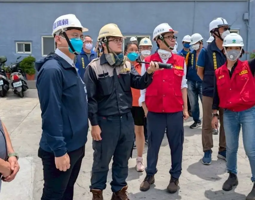 立委賴瑞隆表示,高雄臨海產業園區三元能源公司傳出火警,市府與管理局全力投入搶救。初步研判起火點為廠內進行鋰電池測試的化成室。(記者吳文生攝)
