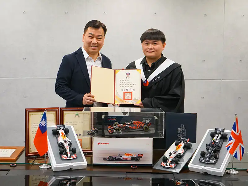 李天祥校長(左)與林稚庭(右)合影。(圖/崑山科技大學 提供)
