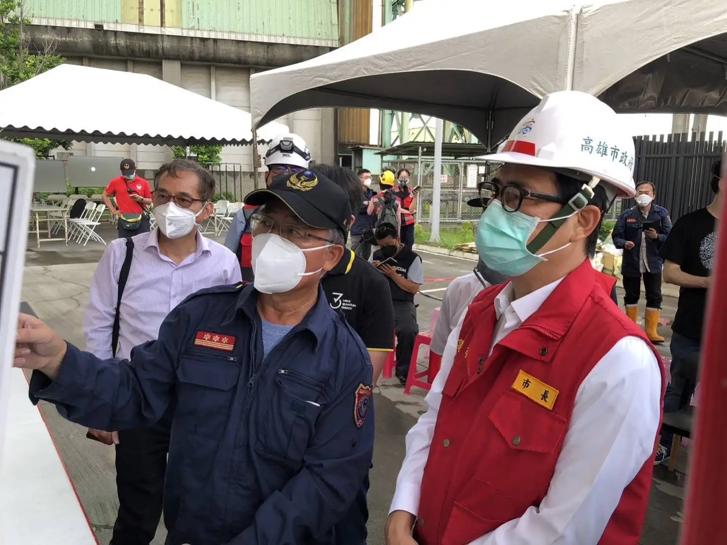 陳其邁市長於現場聽取相關單位簡報,關心災後處理進度與現場狀況。(記者吳文生翻攝)