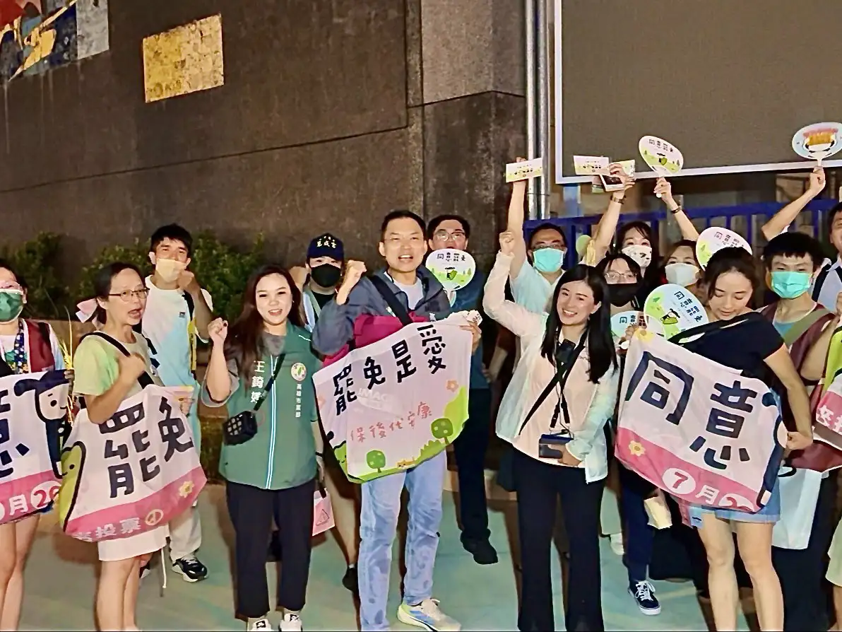 民進黨高雄市黨部主委黃文益率領團隊,自高雄出發前往雲林、台中三處關鍵戰線,從白天走到黑夜,全力聲援罷免行動。(記者吳文生攝)