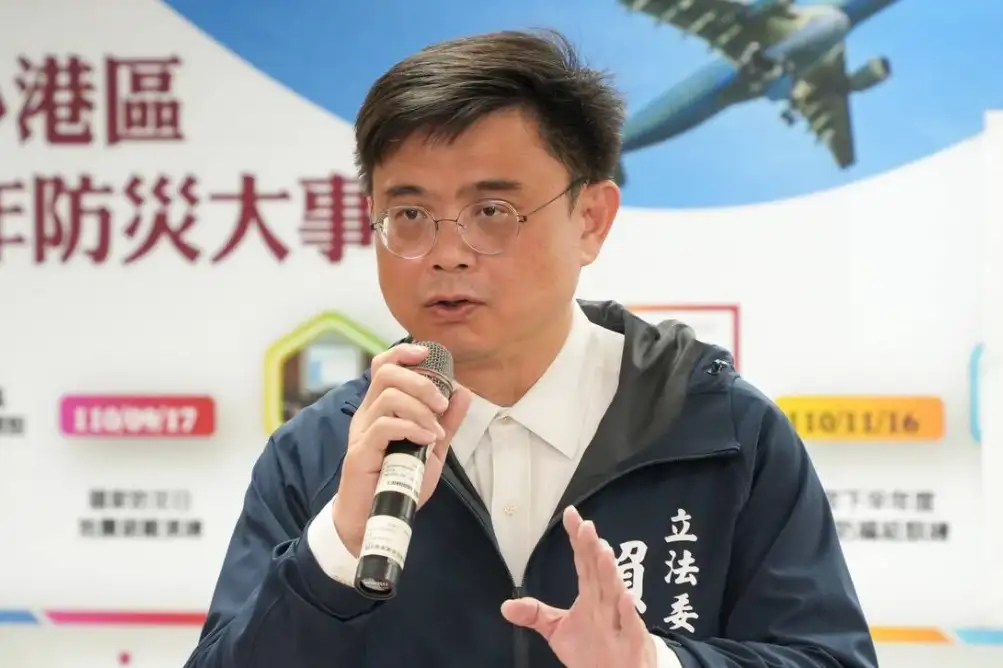 立委賴瑞隆偕同市議員曾麗燕、黃彥毓、李順進,與中央及高雄市府相關單位,出席與三元能源科技的會議,共同說明火災事故與後續處理措施。(記者吳文生攝)