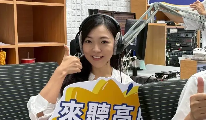 高雄市議員白喬茵參與廣播節目,與工務局長楊欽富一同深入探討並回顧推動十年的「高雄厝」政策歷程與挑戰。(記者吳文生攝)