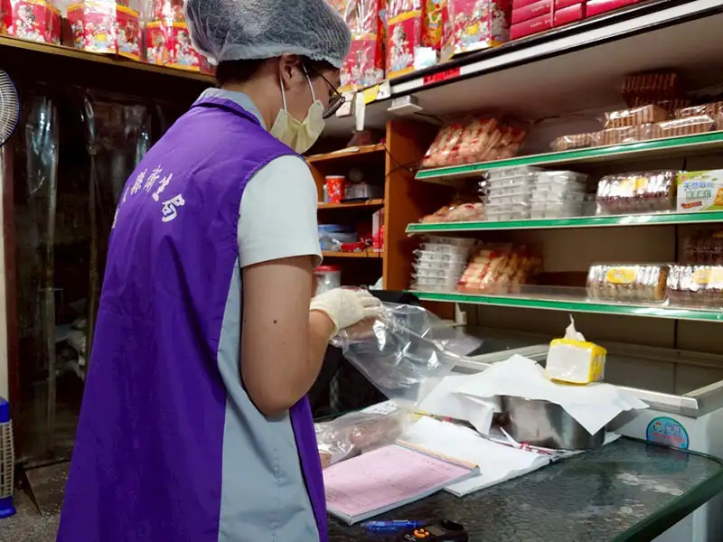 抽驗人員實地查驗烘焙產品成分,確保食品添加物符合法規,守護民眾健康。(圖/嘉義縣衛生局 提供)