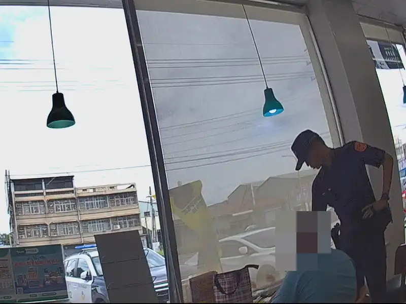 水上所員警勤務中發現異狀,成功協助迷途病患回家。(圖/水上分局 提供)