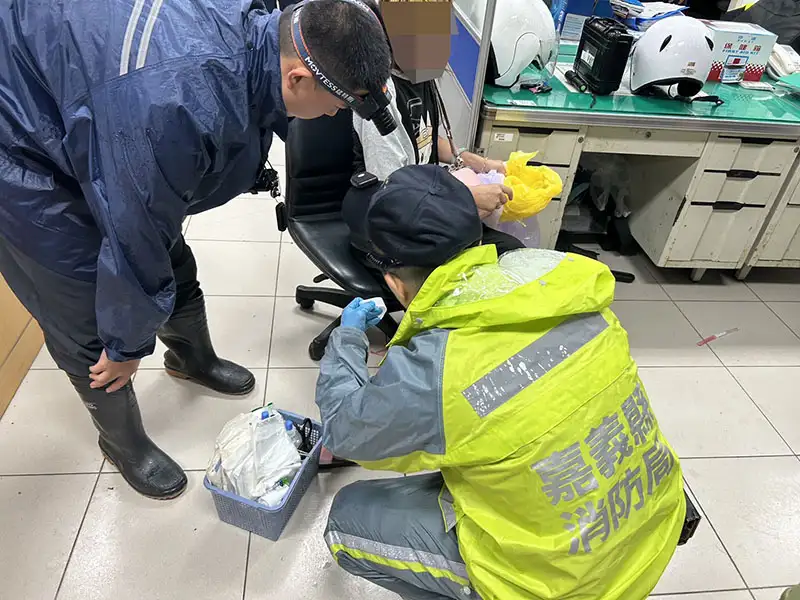 員警緊急為受傷民眾進行簡易包紮處理,後續由消防隊接手送醫。(圖/布袋分局 提供)